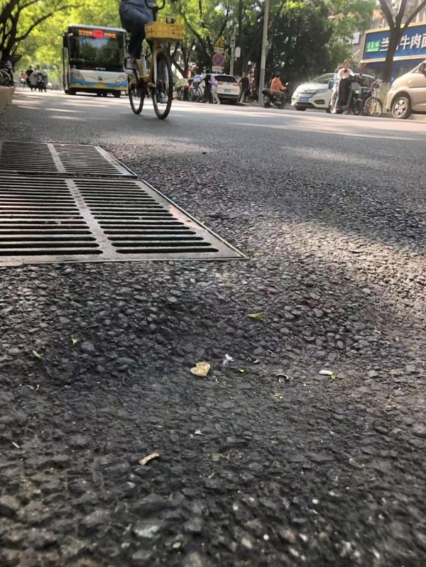 炒股开户在线股票配资平台 双榆树北路雨箅子旁藏俩坑，请快补上