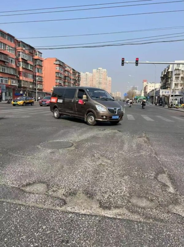 网上配资网 这些路口“补丁”有破损盼大修
